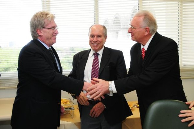 O professor e cirurgião cardíaco da Santa Casa de Curitiba, Paulo Brofman (à esq.), é cumprimentado pelo secretário de Ciência, Tecnologia e Insumos Estratégicos do Ministério de Saúde, Reinaldo Guimarães (ao centro), e pelo reitor da PUCPR, Clemente Ivo Juliatto, após a inauguração do Núcleo de Terapia Celular da Universidade, nesta segunda-feira. Brofman é o coordenador do Núcleo | 