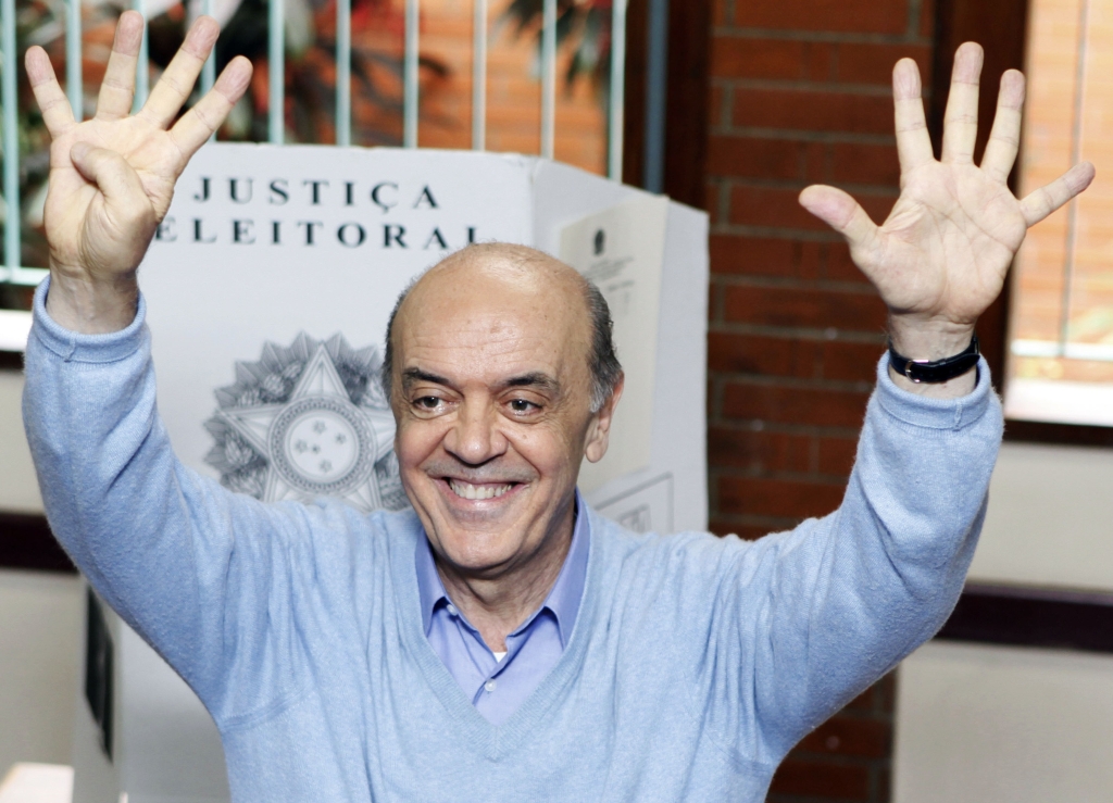 José Serra vota em São Paulo; candidato aparece em segundo lugar nas pesquisas | Reuters