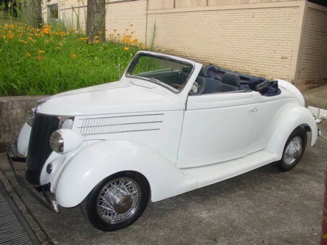 Ford Cabriolet 1936. O propulsor V8 302 produz 255 cv. Destaque para as rodas raiadas do Concorde, modelo paulista feito no fim da década de 70 |