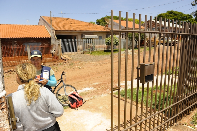 A recenseadora Deise já perdeu as contas dos recados deixados em algumas residências de Maringá, que não tiveram retorno | Fábio Dias/Gazeta Maringá