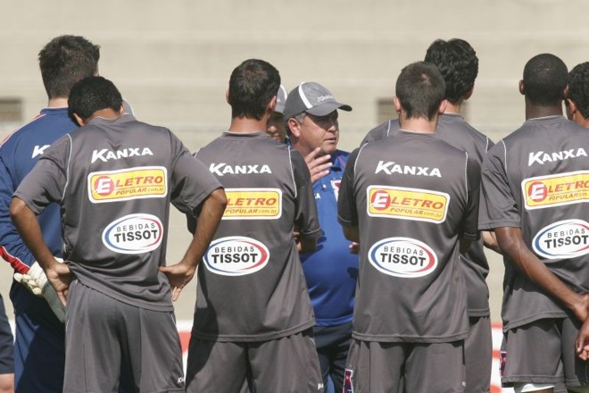 Roberto Cavalo orienta os jogadores no último treino antes do duelo na casa do rival: aposta na superação do time | 