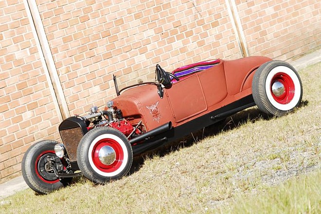 O Ford Roadster LowBoy 1926. É um exemplar do estilo Lakester - carros montados nos anos 40 - 50 para corridas que estabeleciam recordes de velocidade, nos lagos secos da Califórnia (EUA). O hot utilizou peças de diversos veículos antigos para ficar o mais próximo possível do visual da época. O propulsor desenvolve 235 cv |