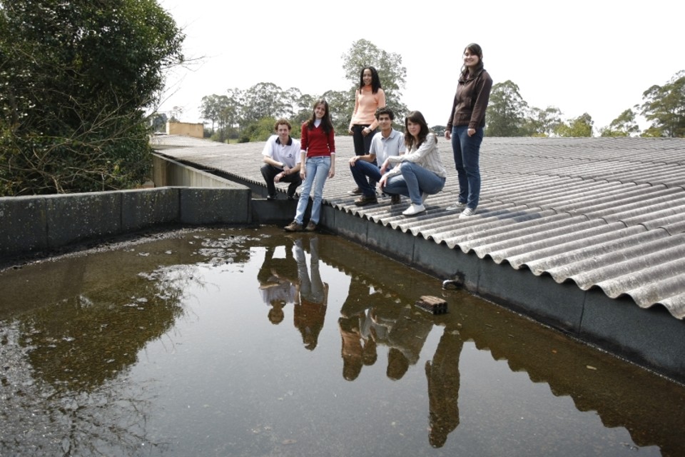 Diego, Gabriela, Marília, Henrique, Noemi e Heloísa perceberam que os telhados da universidade poderiam coletar a água da chuva para usos menos nobres, como lavar calçadas e regar jardins | Marcelo Elias/Gazeta do Povo