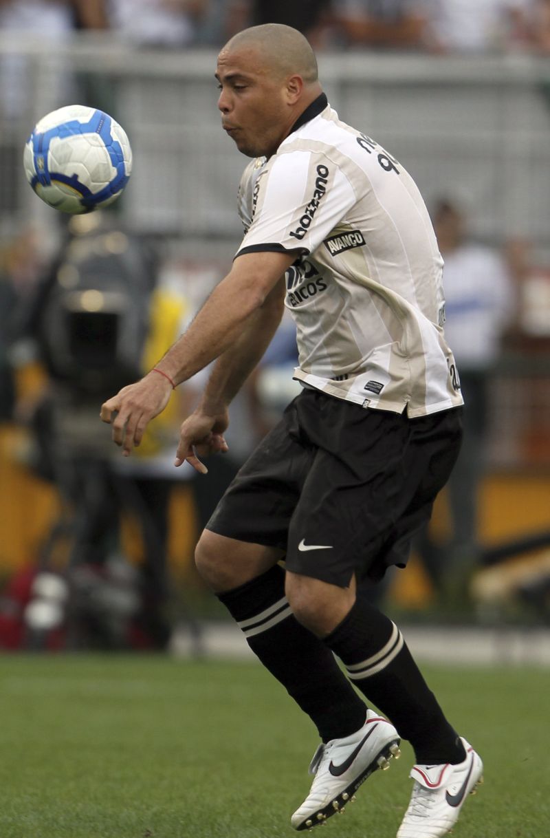 Destaque -O atacanteRonaldo (foto)promete estar em campo para ajudar o Corinthians no clássico das maiores torcidas do país, com o Flamengo, no Engenhão. A partida é importante para as duas equipes. Os cariocas ainda têm a assombração do rebaixamento para incomodar, enquanto os paulistas sonham com o título e brigam pela Libertadores. Além dos adversários dentro de campo, o Fenômeno terá de enfrentar ainda as brincadeiras da torcida está nos planos da galera usar travestis para incomodar o atleta, que se dizia apaixonado pelo Rubro-Negro | Paulo Whitaker/ Reuters