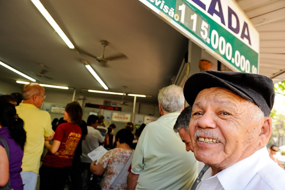 Maringaenses fazem filas de dobrar a esquina para apostar na Mega-Sena Até mesmo a fila preferencial de idosos estava saindo porta afora, o que não desanimou Luiz Gonzaga. Se ganhar, eu volto para o Pernambuco e compro o Pernambuco inteiro, brincou o aposentado | Fabio Dias/Gazeta Maringá