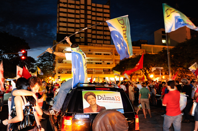 Eleitores petistas não perderam a animação, apesar da derrota local de Dilma Rousseff | Fábio Dias/Gazeta Maringá