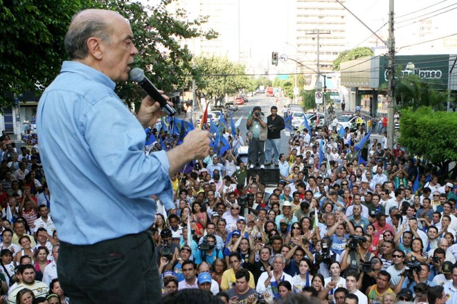Serra, em Goiânia, reclamou de ataques de Dilma, mas não poupou o presidente Lula de críticas, a quem acusou de tumultuar a eleição | 