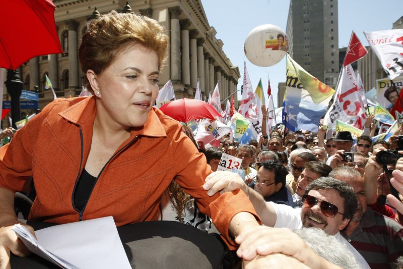 Dilma Rousseff na Praça Santos Andrade, em Curitiba: visita com apelo popular e propostas genéricas para o estado | Marcelo Elias / Gazeta do Povo