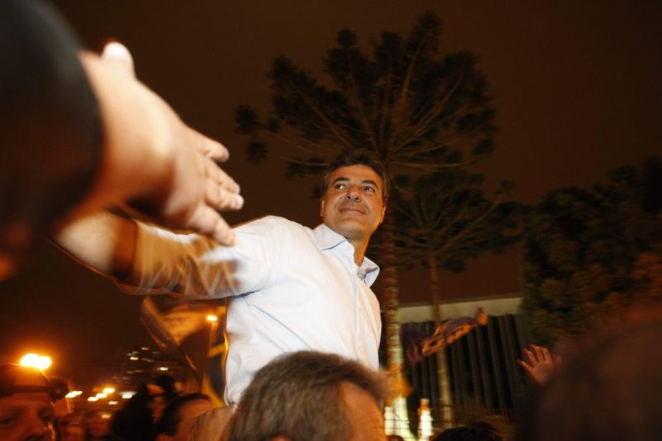 O governador eleito Beto Richa comemorou a vitória ontem no Centro Cívico | Daniel Castellano/ Gazeta do Povo