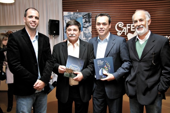 Mariano Lemanski (à esq.) e Edvaldo de Melo (à dir.), ambos vice-presidentes da Rede Paranaense de Comunicação, foram prestigiar a participação dos jornalistas Jorge Narozniak e Sandro Dalpícolo, da RPC TV, no Café Literário 