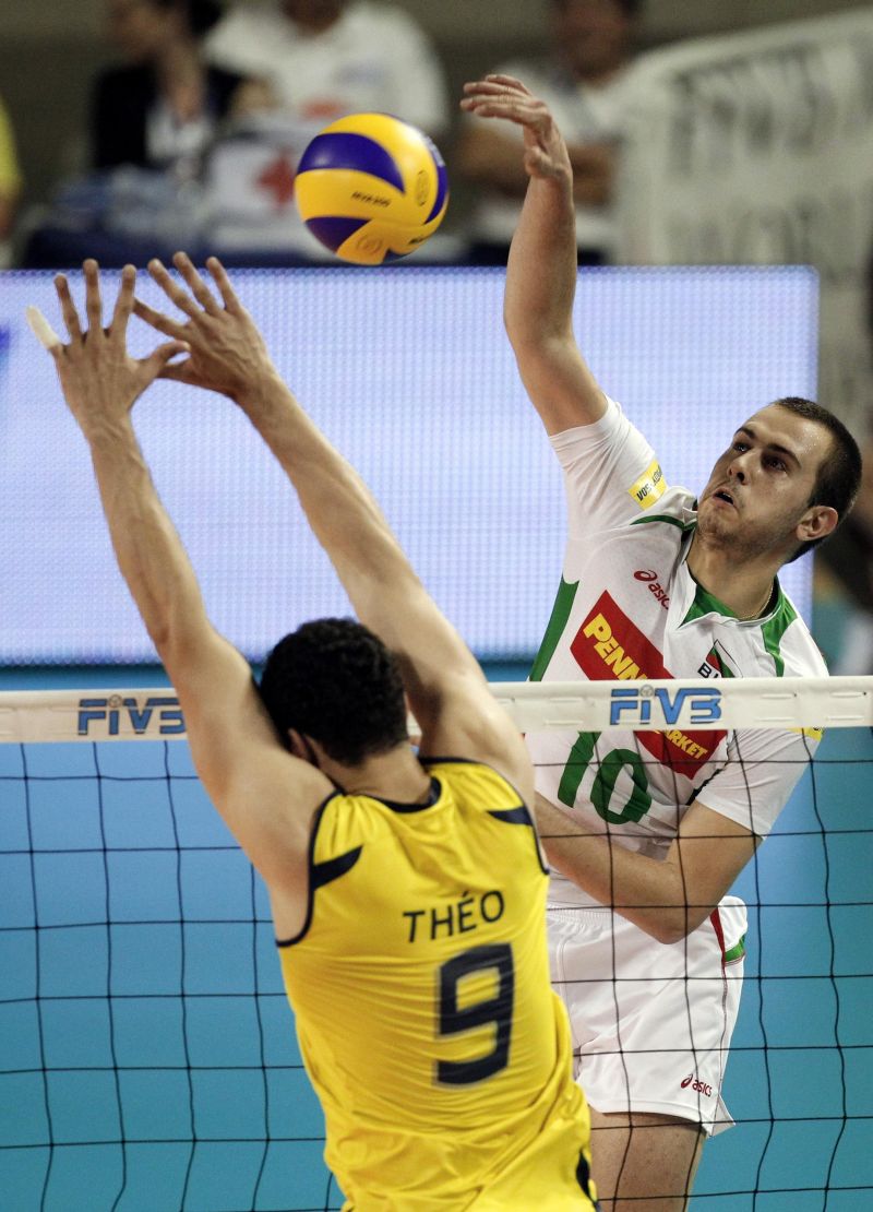 Contra os búlgaros, Theo (tentando o bloqueio) foi improvisado como levantador | Giampiero Sposito/Reuters