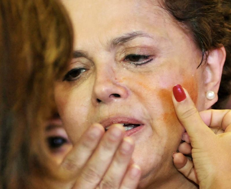Dilma disse que foi alvo de agressão em Curitiba, mas que não culpou adversário | Alexandre Guzanshe / AFP