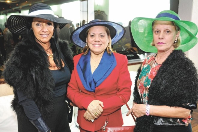 GRANDE PRÊMIO PARANÁ -A 68ª edição do Grande Prêmio Paraná, que aconteceu no Hipódromo do Tarumã no último final de semana, reuniu mais de 12 mil pessoas no principal evento do turfe do sul do país. Entre as presentes, a empresária e pianista Cida Maria Cardoso, a administradora de empresa Tomazia Saraiva e a designer de chapéus Tânia Ribas |