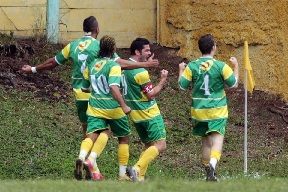 Ex-office-boy inferniza os adversários O atacante Marlon comemora com os companheiros de Santa Quitéria o gol isolado da vitória sobre o Pilarzinho. Time do ex-paranista é o líder do grupo A | Walter Alves