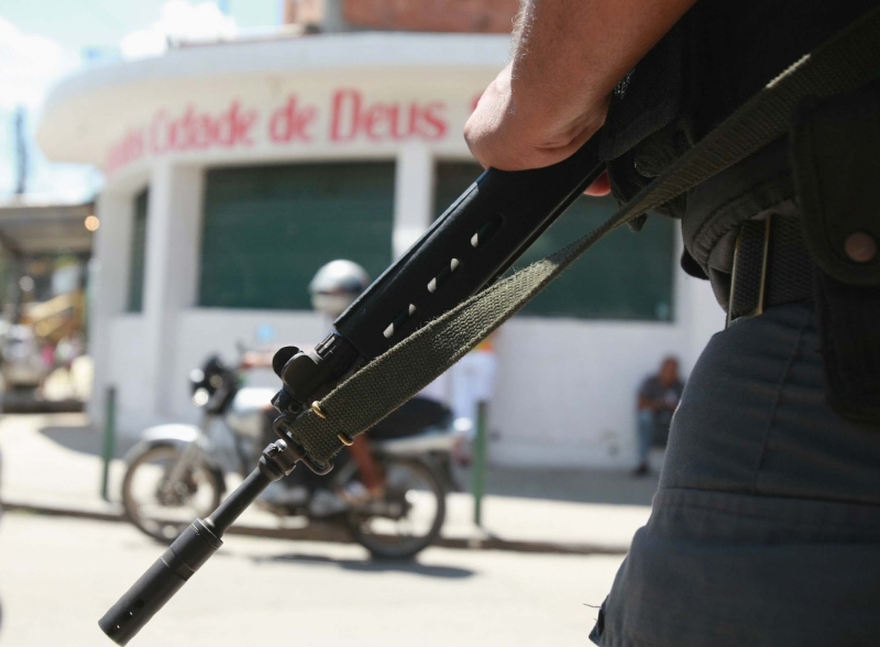 Alguns moradores da Cidade de Deus ainda enxergam os policiais como inimigos: conquistar a comunidade requer paciência e diplomacia | Severino Silva/Ag. O Dia