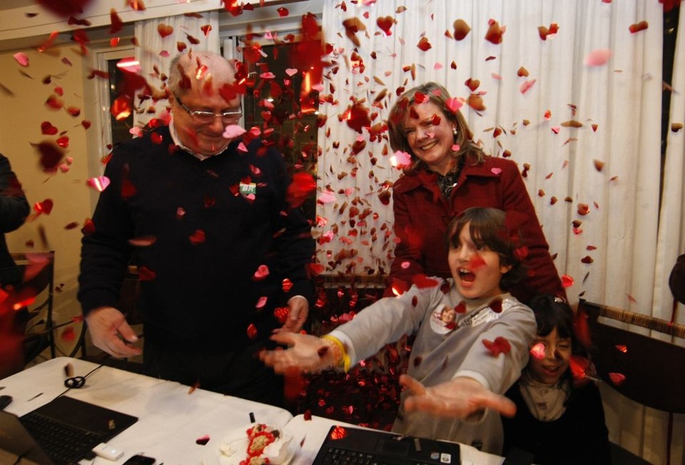 Gleisi comemora a vitória com o marido, Paulo Bernardo,  e os filhos João e Gabriela embaixo de uma chuva de papéis: "Vamos romper o conservadorismo" | Pedro Serápio/Gazeta do Povo