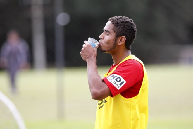 O volante Deivid, que será improvisado na lateral direita hoje contra o Tricolor paulista, já que Élder Granja e Wagner Diniz não poderão jogar | Antonio More/ Gazeta do Povo