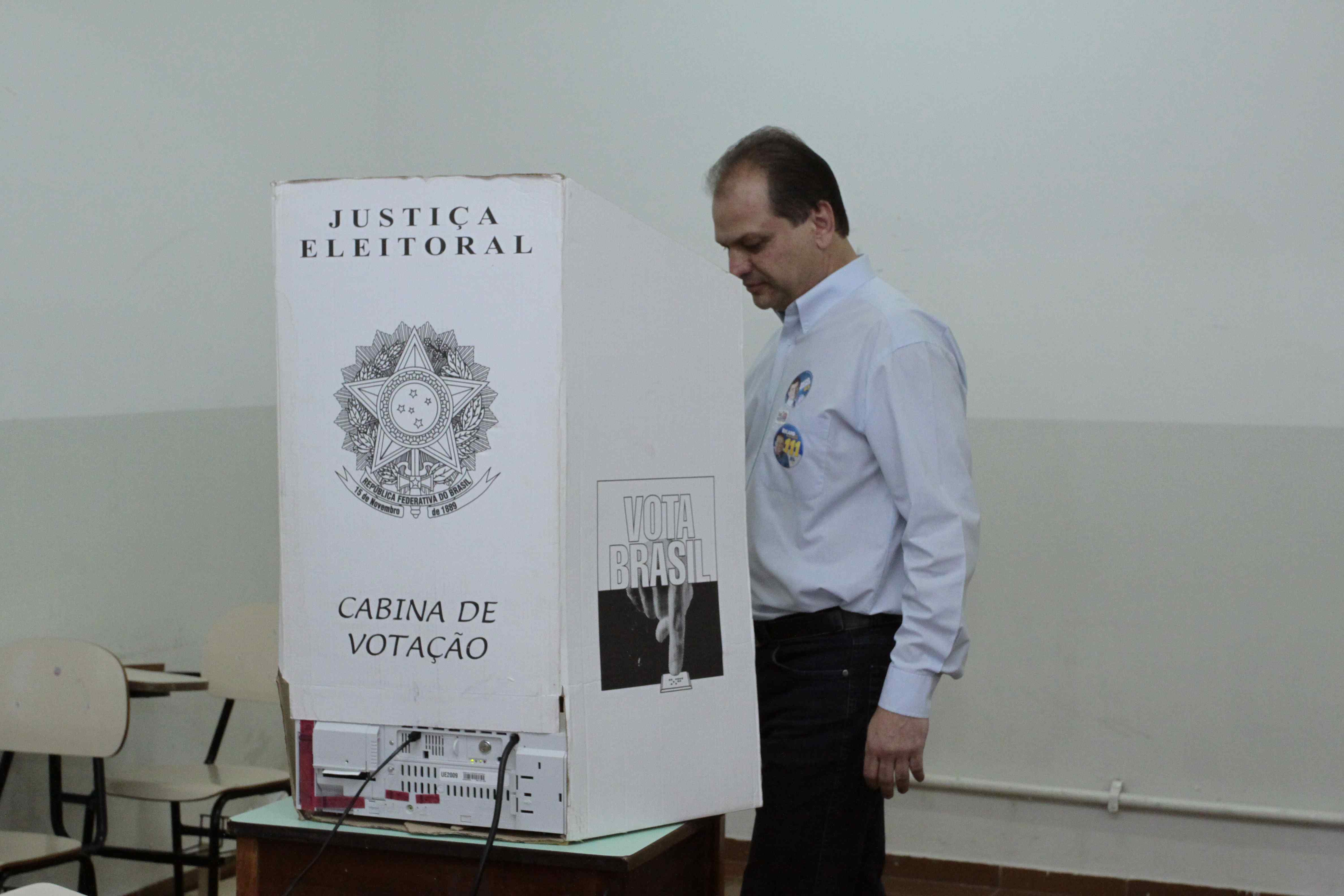 O candidato ao Senado Ricardo Barros (PP) votou em Maringá e acompanhará o resultado em Curitiba | Ivan Amorin/Gazeta do Povo