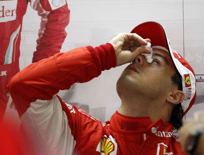 Felipe Massa usa colírio antes do treino em Suzuka: brasileiro é coadjuvante na briga pelo título | 