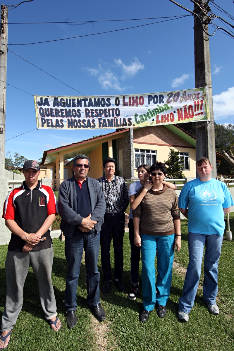 Marcelo, Jadir, Zilma, Tabata, Lila e Jucilene: mobilização local impediu a prorrogação de uso do aterro da Caximba | Albari Rosa/Gazeta do Povo