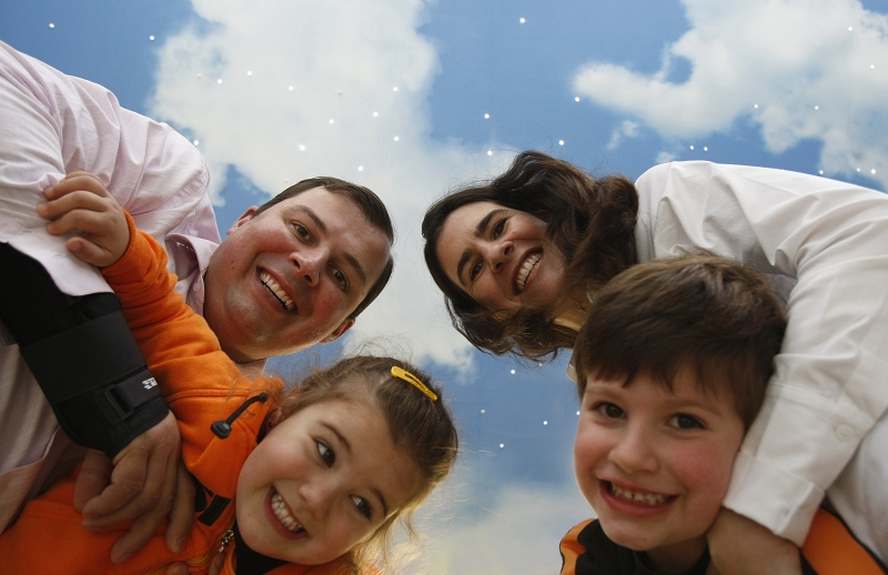 Maurício e Nadine programaram um Dia da Criança diferente para os filhos Sofia e Nicolas, com direito a muitas brincadeiras e outras atividades de lazer: destinar parte do tempo para brincar com as crianças é mais importante do que presentear com objetos | Jonathan Campos/ Gazeta do Povo