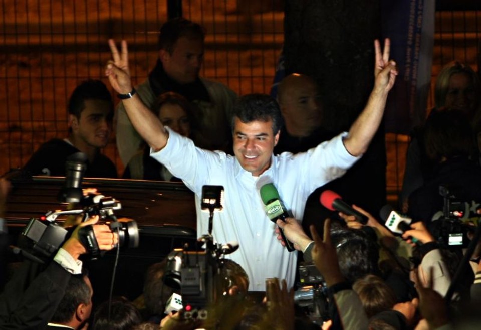 O governador eleito do Paraná, Beto Richa (PSDB)  é cercado pela imprensa durante a comemoração da vitória, no TRE:  governo vai priorizar a saúde e a segurança pública, diz o tucano | Albari Rosa/Gazeta do Povo