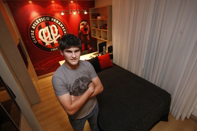 A paixão pelo Atlético e as coleções de relógios e bonés inspiraram a decoração do quarto de Vinicius Borato, de 16 anos |