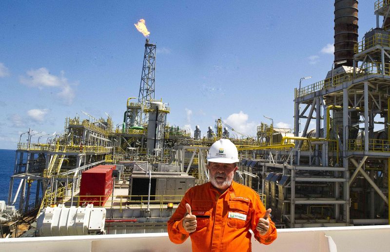 O presidente Lula, em plataforma no campo de Tupi: substituição do óleo árabe | Antonio Scorza/AFP