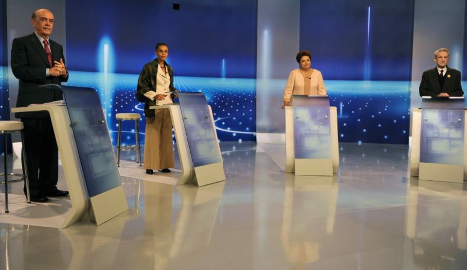Serra, Marina, Dilma e Plínio: petista foi alvo dos três adversários, mas a candidata do PV também deixou o tucano na defensiva em alguns momentos do debate da TV Globo | Vanderlei Almeida / AFP
