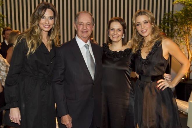 O presidente da Multiplan, José Isaac Peres, veio do Rio de Janeiro especialmente para a festa de inauguração da expansão do ParkShoppingBarigüi, realizada na noite de terça-feira para mais de mil convidados. Com ele na foto, a modelo e apresentadora Mariana Weickert (à esq.), a superintendente do shopping, Jacqueline Vieira de Lemos, e a atriz Christine Fernandes, que foi a mestre de cerimônias do evento | Diego Pisante