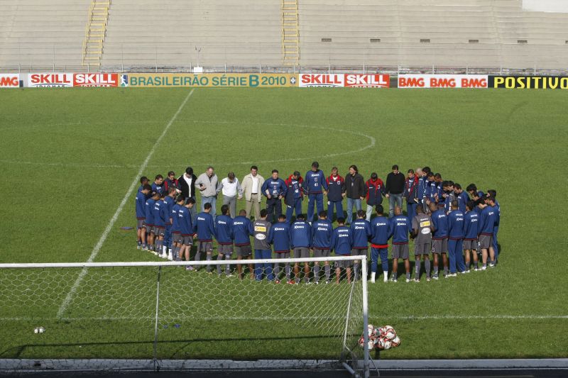 Roberto Cavalo abriu os trabalhos na Vila Capanema com uma oração. Comissão técnica, dirigentes e jogadores deram as mãos para iniciar uma nova fase no clube | Daniel Castelano/ Gazeta do Povo