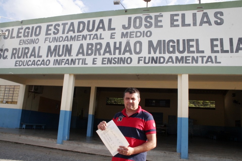 Segundo o diretor Renato Geffer, da Escola José Elias, as empresas terceirizadas, contratadas irregularmente, estariam sem receber há 60 dias | Wagner Alves/Gazeta do Povo
