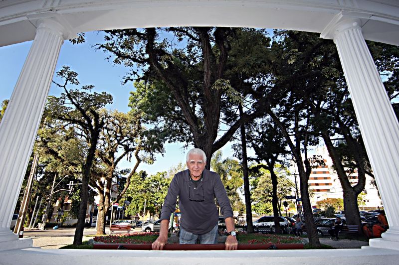 Saul, na Pracinha do Batel, num dos intervalos de trabalho: aos 80, jornadas a partir das 10 horas, esporte e fotos com quem o identifica pela cabeleira branca | 