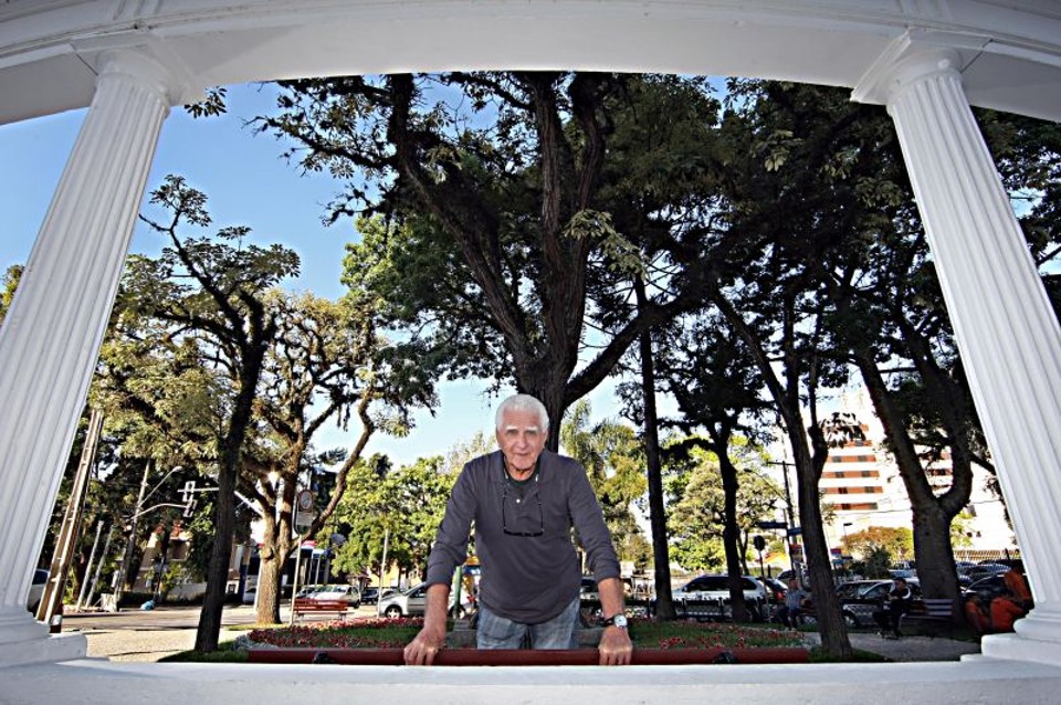 Saul, na Pracinha do Batel, num dos intervalos de trabalho: aos 80, jornadas a partir das 10 horas, esporte e fotos com quem o identifica pela cabeleira branca | 