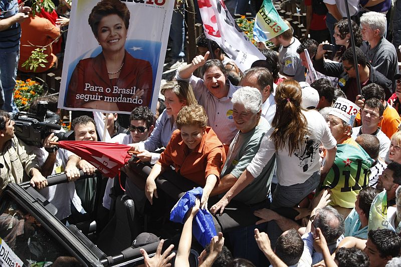 Dilma é recebida por simpatizantes. Senadores eleitos Roberto Requião e Gleisi Hoffmann, além do candidato ao governo derrotado Osmar Dias, estavam ao lado da candidata | Jonathan Campos / Agência de Notícias Gazeta do Povo