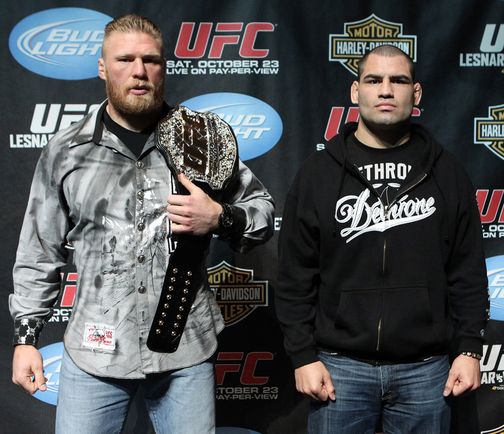 Lesnar (e) quer bater Velazquez para manter seu cinturão intacto | Divulgação / UFC