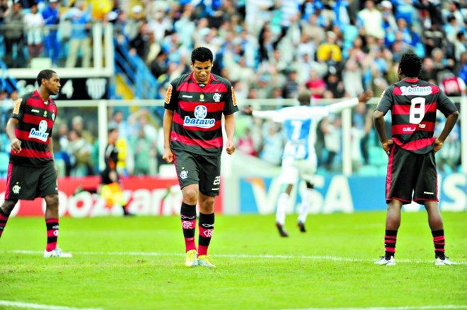 Jogadores do Flamengo lamentam o gol de empate do Avaí, ontem, na Ressacada | 