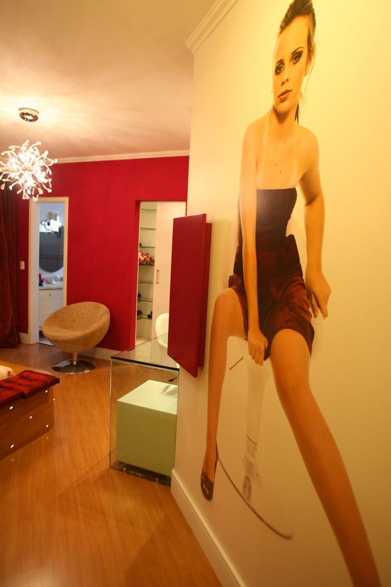 Nicole Cebula (na foto), de 14 anos, optou por uma decoração mais vibrante no quarto | Priscila Forone/ Gazeta do Povo