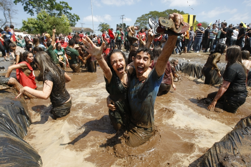 Comemoração dos estudantes teve o tradicional banho de lama | Daniel Castellano/Gazeta do Povo