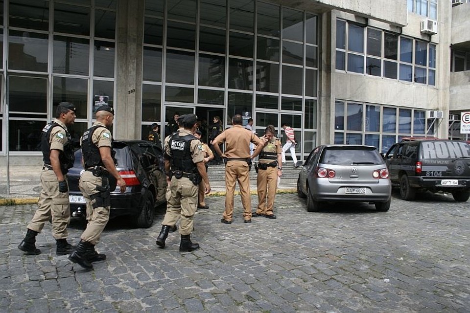 Ação contra roubo de cargas no porto de Paranaguá prende 63 no Paraná Entre os 63 presos, três são policiais civis e um é fiscal da Receita Estadual | Bianca Garmatter
