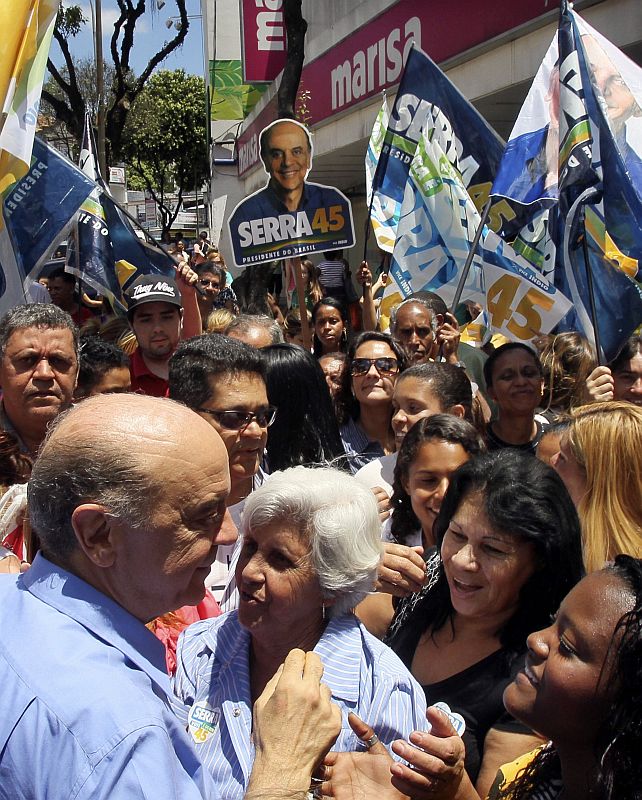Serra conversa com a população antes de ser atingido na cabeça por objeto desconhecido | Sérgio Moraes / Reuters