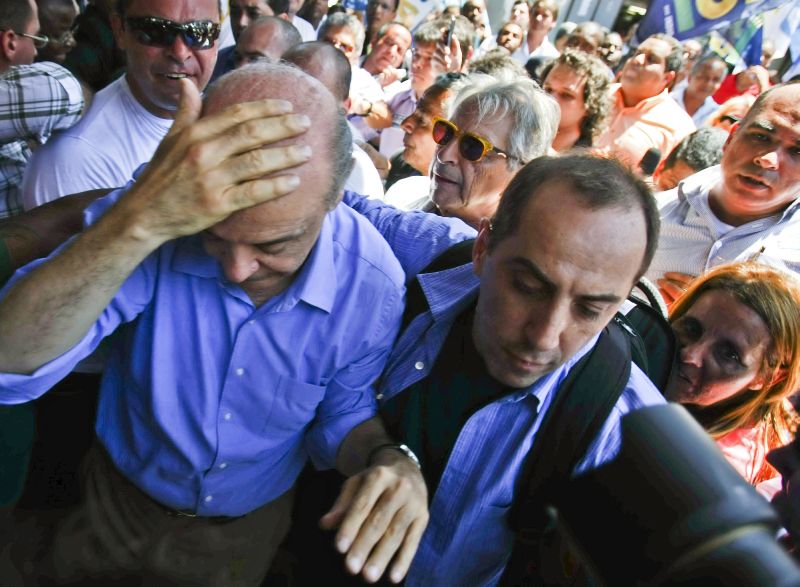 Serra depois de ser atingido durante caminhada no Rio, na quarta-feira | César da Silva / AFP