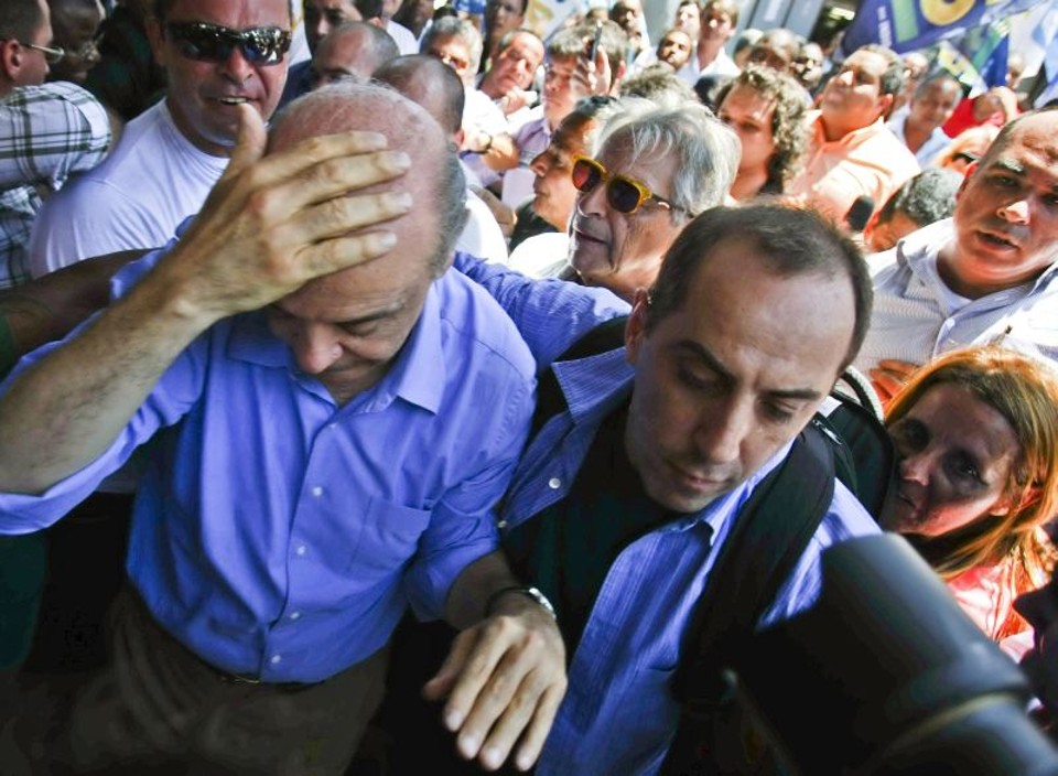Serra depois de ser atingido durante caminhada no Rio, na quarta-feira | César da Silva / AFP