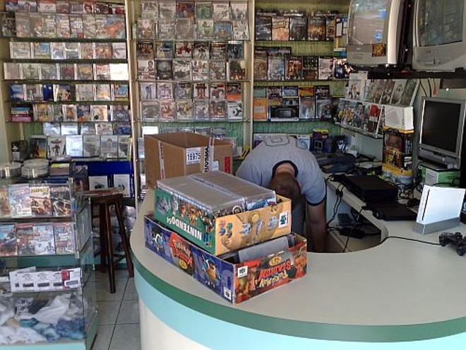 Na casa, foram encontrados mais de três mil cópias piratas, entre CDs e DVDs | Felippe Aníbal/ Gazeta do Povo