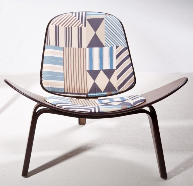 Edição especial da cadeira Shell, com cores fortes e traços arrojadados, assinada pelo designer Hans Wegner. Preço R$ 2240, na Artesian | 
