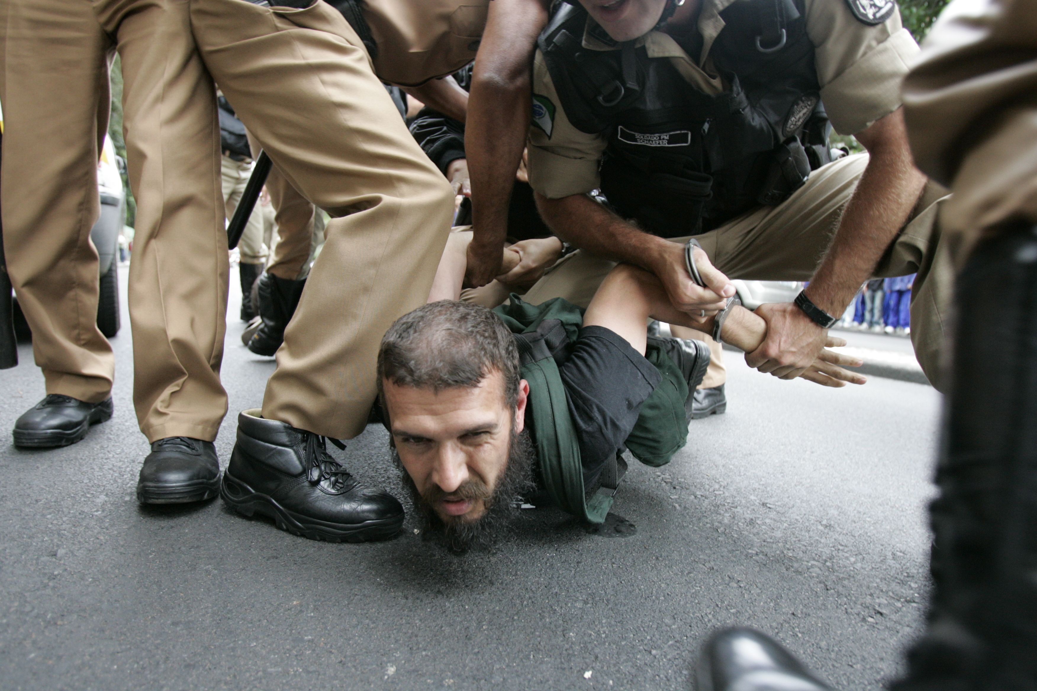 Os estudantes protestavam contra o aumento da tarifa e pediam o passa livre. Fotos renderam o primeiro lugar na categoria Fotografia | Marcelo Elias - Gazeta do Povo