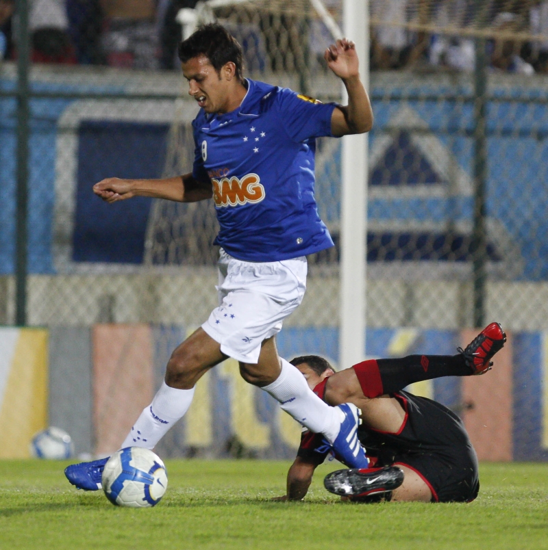 O cruzeirense Henrique ganha o lance contra a zaga do Atlético: empate mantém a Raposa com boa dianteira | Washington Alves/Vipcomm