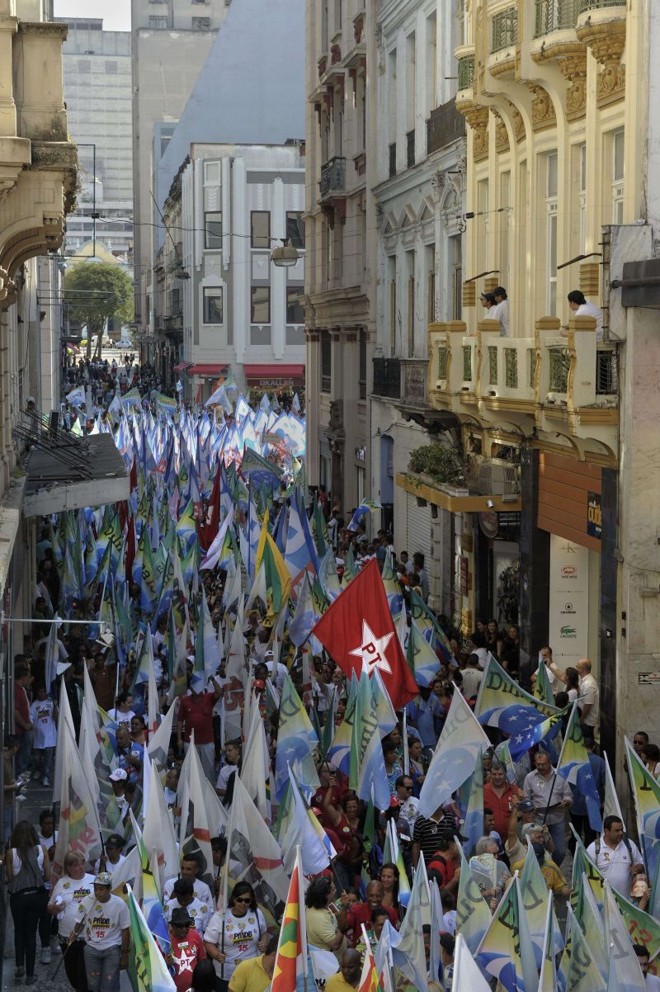 Passeata pelas ruas de São Paulo em favor de Dilma reuniu centenas de militantes |