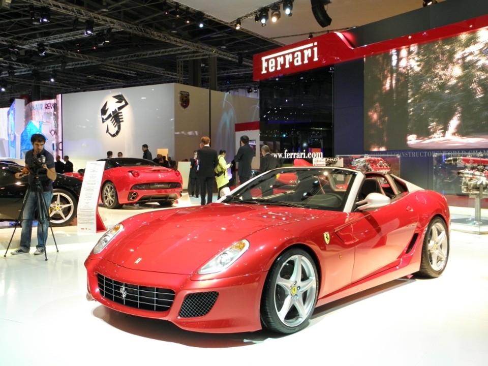 Bólidos se destacam na cidade luz Ferrari 599 conversível ultrapassa os 325 km/h e acelera de 0 a 100 km/h em 3s6 | Fotos: Roberto Massignan Filho/ Gazeta do Povo