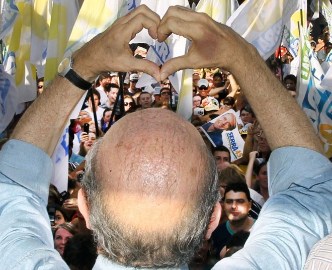 Serra em Ponta Grossa, fazendo um coração com a mão roxa de tanto cumprimentar eleitores: afagos na busca por votos | 